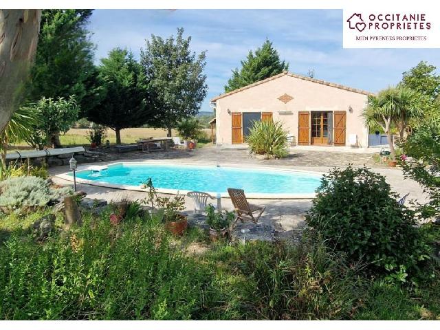 Huis te koop in LA POMAREDE 11400 Aude Languedoc Roussillon France: Charmant huis met zwembad en adembenemend uitzicht Liefhebbers van rust, natuur en ruimte? Dan is dit huis iets voor u!<br />
Gelegen in La Pomarède, een charmant dorpje op 15 minuten van Castelnaudary en...