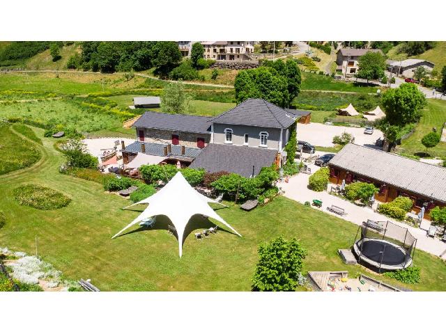 Gîtes/Chambres d'hôtes te koop in COMUS 11340 Aude Languedoc Roussillon France: Toeristisch domein in een droomomgeving. Dit toeristische gebied ligt op 1.200 meter hoogte, aan de rand van het charmante bergdorpje Comus, en profiteert van een uitzonderlijke ligging in het hart va...