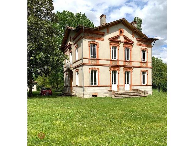 Huis te koop in&nbsp;GAILLAC TOULZA 31550 Haute-Garonne Midi-Pyrénées France: Karakteristiek huis op groot perceel met bomen Groot charmant huis met karakter, met aparte garage en tuin met waterput<br />
Begane grond: inkomhal 14,5m2, grote woon-/eetkamer 40m2 met directe toegang to...