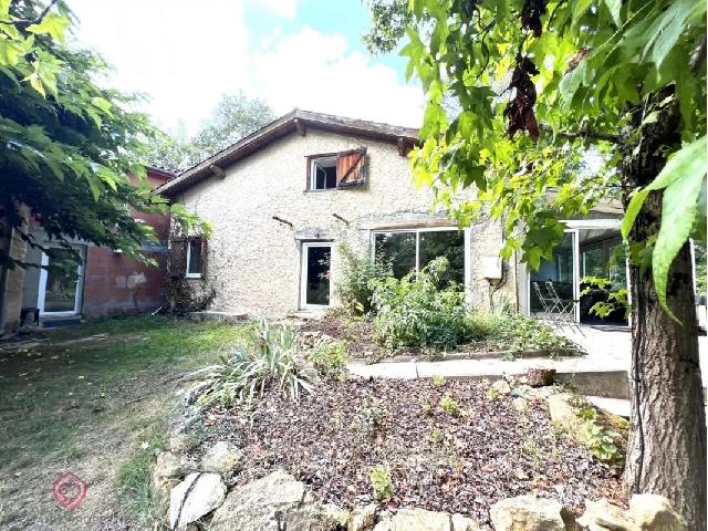 Huis te koop in FABAS 09230 Ariège Midi-Pyrénées France: Perceel van 270m2 - met bijgebouwen - aangrenzend terrein van 3557m2 - nabij St Croix Volvestre Dit pand bestond oorspronkelijk uit twee huizen die door de vorige eigenaren werden samengevoegd. Het be...
