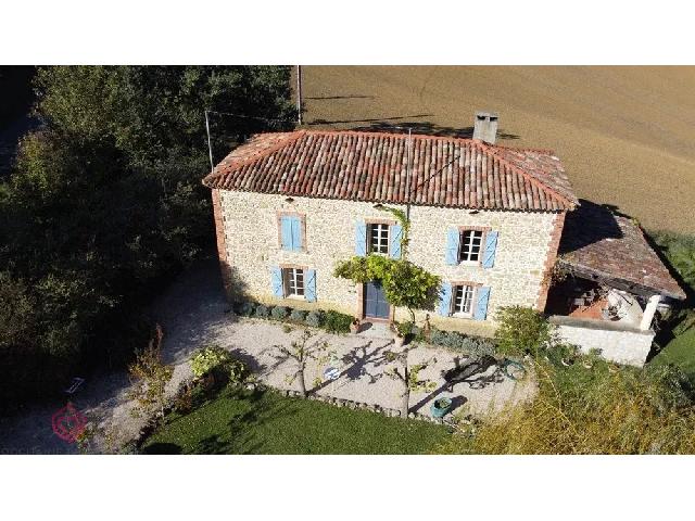Maison&agrave; vendre &agrave;&nbsp;L'ISLE EN DODON 31230 Haute-Garonne: Demeure de charme avec piscine et jacuzzi Découvrez cette magnifique maison de 252 m² située à Ambax, au cœur d'un paisible paysage campagnard. Avec ses 8 pièces, c'est un véritable cocon famil...