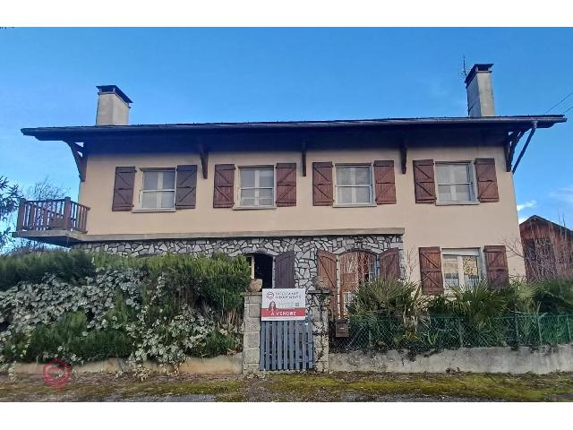Huis te koop in&nbsp;SAINT LIZIER 09190 Ariège Midi-Pyrénées France: Prachtige woning met een groot terras, bijgebouwen en terrein Dit is een echt pareltje, gelegen in een rustige omgeving. Het pand heeft een oppervlakte van 260 m2 met ruime woonkamers, 6 slaapkamers (...