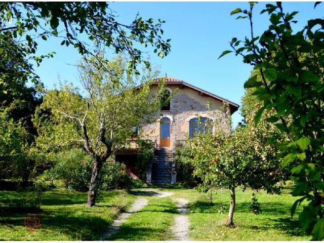 Maison&agrave; vendre &agrave;&nbsp;REVEL 31250 Haute-Garonne: Belle maison 1940 avec grand jardin   Revel À seulement 5 minutes du centre-ville de Revel, découvrez cette charmante maison en pierres des années 1940, presque entièrement rénovée, entourée d'...