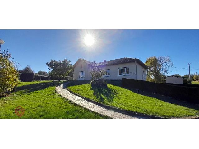 Huis te koop in&nbsp;MADIRAN 65700 Hautes-Pyrénées Midi-Pyrénées France: Vrijstaand huis met prachtig uitzicht Dit vrijstaande huis uit 1970 ligt in een rustige, groene omgeving op een perceel van 1781 m² en biedt een ononderbroken uitzicht over het glooiende landschap. M...