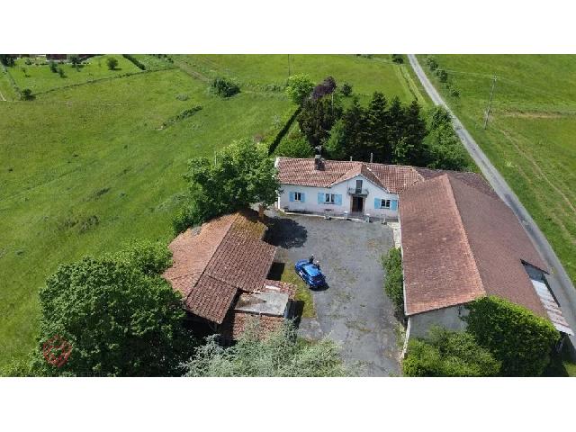 Maison&agrave; vendre &agrave;&nbsp;SAINT ANDRE 31420 Haute-Garonne: Propriété de charme offrant confort, vue Pyrénées et grand terrain Magnifique maison rénovée avec vue Pyrénées et terrain arboré<br />
 Située dans un environnement paisible, cette belle maison r...