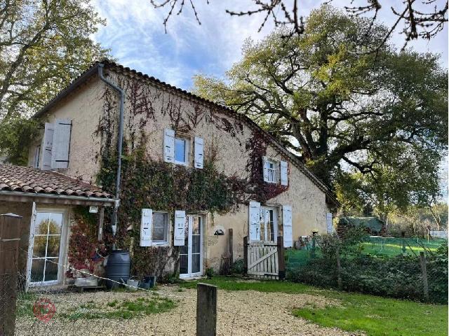 Gîtes/Chambres d'hôtes te koop in&nbsp;LARROQUE SAINT SERNIN 32410 Gers Midi-Pyrénées France: Prachtig pand met 3 huizen en zakelijk potentieel Een compleet landelijk gehucht van 3 stenen huizen op een terrein van 1,2 hectare met stallen, zwembad en bijgebouwen.<br />
Geniet van het landelijke uitz...