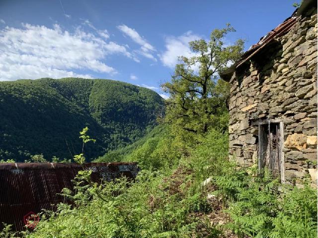 Huis te koop in&nbsp;LE PORT 09320 Ariège Midi-Pyrénées France: Schuur in het hooggebergte Adembenemende locatie, op het zuiden, +1000m hoogte met uitzicht op de bergen. Een stenen schuur om te renoveren met een klein aangrenzend perceel om te onderhandelen. Water...
