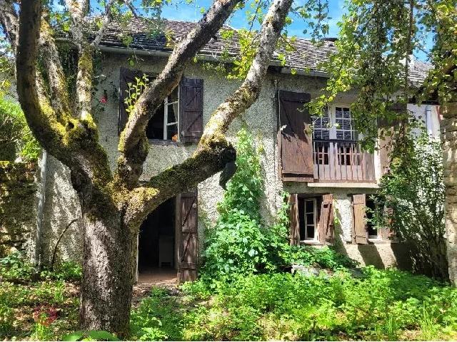 Huis te koop in&nbsp;MASSAT 09320 Ariège Midi-Pyrénées France: Dorpshuis met 2 slaapkamers en tuin Een mooi huis met charme van ongeveer 95 m2 met twee slaapkamers in de gemeente MASSAT, met een tuin en een kleine binnenplaats.<br />
<br />
Begane grond: entree via een kle...