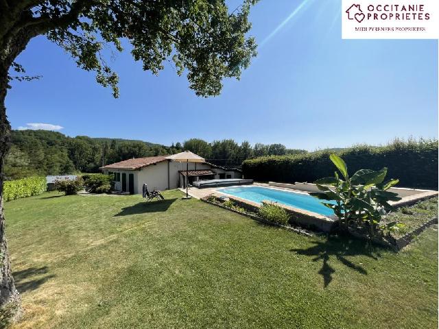 Huis te koop in&nbsp;MONTBRUN BOCAGE 31310 Haute-Garonne Midi-Pyrénées France: Vrijstaand huis met zwembad Gelijkvloerse villa met een woonoppervlakte van 1m2 plus garage op een perceel van 1.366m2 met binnenzwembad.<br />
Ingang 5m2, Woonkamer 37m2 met kantoorruimte en houtpelletkac...