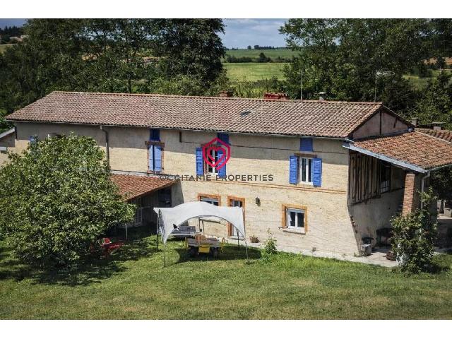 Gîtes/Chambres d'hôtes te koop in&nbsp;MADIERE 09100 Ariège Midi-Pyrénées France: Longère met bijgebouwen en uitzicht op de Pyreneeën Woning met woning en bijgebouwen op meer dan 4 hectare. Groot potentieel.<br />
Deze authentieke familieboerderij in de buurt van Pamiers ligt in een r...