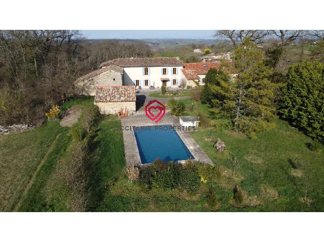 Huis te koop in&nbsp;AURIGNAC 31420 Haute-Garonne Midi-Pyrénées France: Ensemble van 2 huizen en bijgebouwen. Gelegen nabij Aurignac, in Haute-Garonne (31), biedt dit karaktervolle pand een zeldzaam leefklimaat, in het hart van 8 hectare bos en weilanden, volledig zonder ...