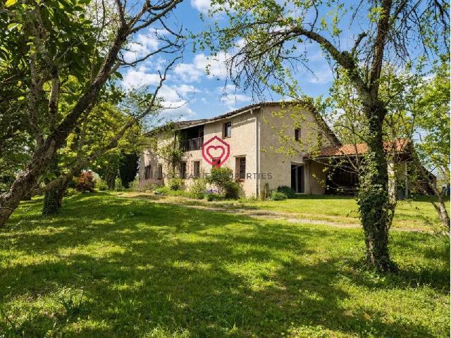 Huis te koop in&nbsp;SAINT MARTIN D OYDES 09100 Ariège Midi-Pyrénées France: Boerderijhuis met potentieel voor gîte Charmant boerderijhuis van ongeveer 194 m² woonruimte, met veel potentieel, vooral voor het creëren van een onafhankelijke gîte, allemaal op een prachtig ter...