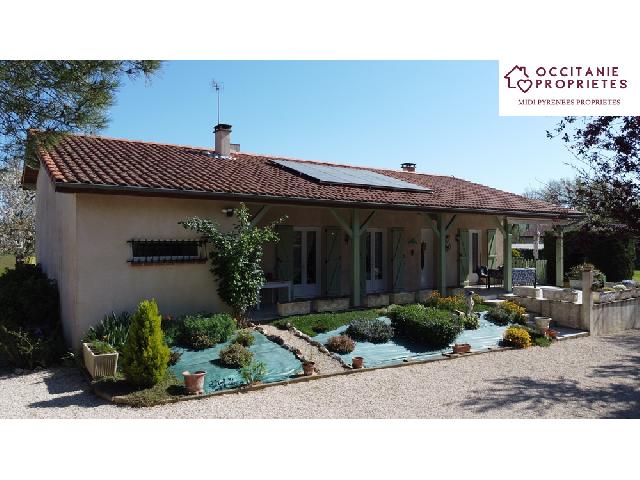 Huis te koop in&nbsp;L ISLE EN DODON 31230 Haute-Garonne Midi-Pyrénées France: Groot huis met schuur naar L'Isle en Dodon Groot huis aan de rand van het dorp met groot perceel in rustige omgeving<br />
Woonhuis van 120m2 met schuur van 80m2.<br />
fotovoltaïsche panelen voor gebruik en w...