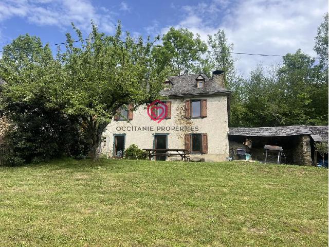 Huis te koop in&nbsp;SAINT LARY 09800 Ariège Midi-Pyrénées France: Huis met perceel en uitzicht op de Pyreneeën Prachtig gerenoveerd huis gelegen in een klein gehucht nabij Saint-Lary, deze eigenschap vol karakter combineert elegant authenticiteit en comfort.<br />
Bij b...