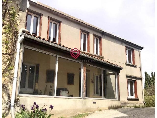 Huis te koop in&nbsp;LIEURAC 09300 Ariège Midi-Pyrénées France: Dorpshuis met en zonder aangrenzend perceel Deze smaakvol gerenoveerde hoekwoning van 134 m² biedt een ruime woonkamer, 3 slaapkamers en twee badkamers. Er is een apart perceel van 4345 m². De wonin...