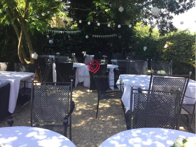 Commercieel object te koop in&nbsp;BOULOGNE SUR GESSE 31350 Haute-Garonne Midi-Pyrénées France: Hotel Bar Restaurant met accommodatie inbegrepen Met deze aankoop combineert u een woonhuis en een commerciële activiteit in een levendig dorp.<br />
Het pand omvat:<br />
Een bar van 44 m2, volledig uitgerust...