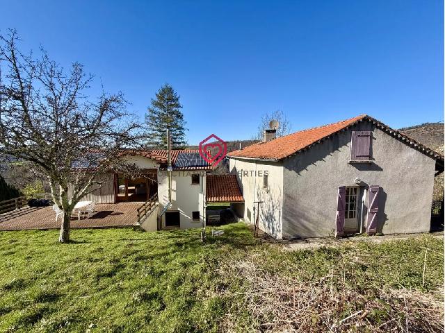 Huis te koop in&nbsp;RIVERENERT 09200 Ariège Midi-Pyrénées France: Vrijstaande vrijstaande woning met vakantiehuis Vrijstaande woning met vakantiehuis of tweede woning, met een totale oppervlakte van ongeveer 235 m², idealiter zuidgericht op 700 meter hoogte, in een...