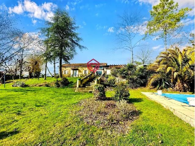 Huis te koop in&nbsp;MALABAT 32730 Gers Midi-Pyrénées France: Landhuis met panoramisch uitzicht op de Pyreneeën in het hart van de Gascogne, Zuidwest-Frankrijk Dit prachtige karakteristieke landhuis, gelegen op een rustige heuvelrug op het zuiden in het hart va...