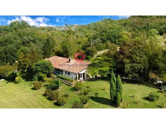 Haus zu verkaufen in&nbsp;L ISLE EN DODON 31230 Haute-Garonne Midi-Pyrénées Frankreich: und ein Grundstück von 55000 qm mit eine Wohnfläche von 179 qm. Anordnung: 4 Räume, 2 Stockwerke, 4 Schlafzimmer, 2 Badezimmer. Kamin. Garage. Parkplätze: 1....