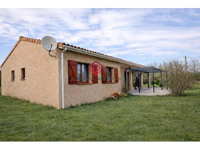 Huis te koop in&nbsp;CARLA BAYLE 09130 Ariège Midi-Pyrénées France: Vrijstaand huis op groot perceel Dit vrijstaande huis van 98,8 m², gebouwd in 2010, ligt op de heuvels van Carla-Bayle.<br />
Het beschikt over een lichte woonkamer van 37 m² die uitkomt op een keuken va...