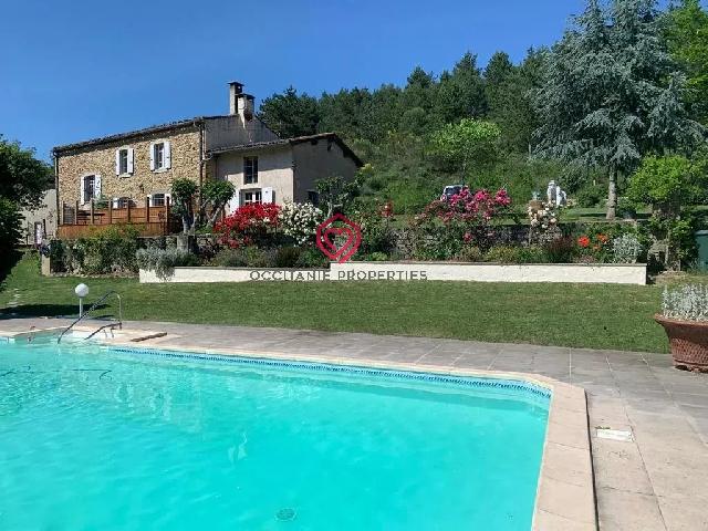 Huis te koop in&nbsp;FANJEAUX 11270 Aude Languedoc Roussillon France: Boerderij gerenoveerd met zwembad, bijgebouwen en 42 ha Mooie gerestaureerde boerderij in de buurt van de middeleeuwse stad Mirepoix, met 42 ha weilanden en bossen. Een prachtige tuin met een mooi zwe...