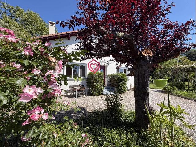 Haus zu verkaufen in&nbsp;ARTIGAT 09130 Ariège Midi-Pyrénées Frankreich: Landhaus am Rande eines Dorfes In einer privilegierten natürlichen Umgebung, in ruhiger Lage und mit einem atemberaubenden Blick auf die Pyrenäen, entdecken Sie dieses charmante, perfekt gepflegte E...