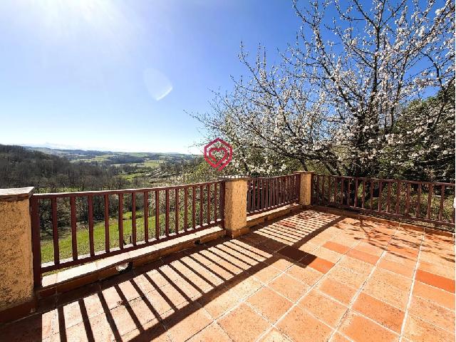 Haus zu verkaufen in&nbsp;ARTIGAT 09130 Ariège Midi-Pyrénées Frankreich: Landhaus mit Blick auf die Pyrenäen Fachwerkhaus auf den Hügeln von Artigat gelegen, in einer ruhigen Umgebung ohne vis-à-vis und mit herrlichem unverbauten Blick auf die Pyrenäen.<br />
Der Hauptteil ...
