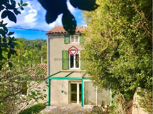 Huis te koop in&nbsp;BROUSSES ET VILLARET 11390 Aude Languedoc Roussillon France: Natuurstenen huisje (120 m²) , 7.700 m² grond, met rechtstreekse privétoegang tot de rivier, Montagn Natuurliefhebbers, dit huis is echt voor u!<br />
<br />
Natuurstenen dorpshuis, gelegen aan de rand van h...