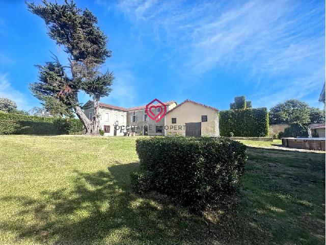 Haus zu verkaufen in&nbsp;MIELAN 32170 Gers Midi-Pyrénées Frankreich: Prachtvolles Stadthaus mit besonderem Charme im Herzen von Miélan, inklusive weitläufiger Nebengebäude und einer 3.000 m² großen Wiese. Dieses außergewöhnliche Stadthaus vereint historischen Ch...