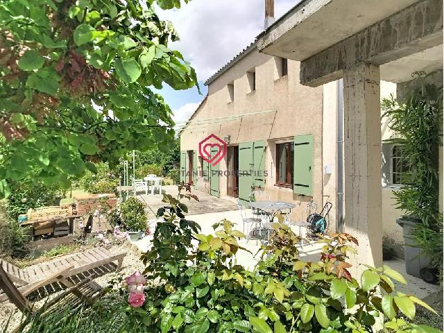 Huis te koop in&nbsp;SALLES SUR L HERS 11410 Aude Languedoc Roussillon France: Eengezinswoning midden op het platteland Peyrefitte-sur-l'Hers is een klein dorpje in de Lauragais waar rust, natuur en authenticiteit hoog in het vaandel staan. U geniet er van een groene en vredige ...