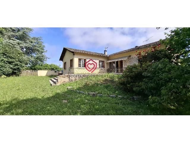 Haus zu verkaufen in&nbsp;GANAC 09000 Ariège Midi-Pyrénées Frankreich: Eingeschossiges Haus mit freiem Blick. Charmantes, ebenerdiges Einfamilienhaus mit Garten, Terrasse und Panoramablick in der Nähe von Foix im Département Ariège (Region Okzitanien), Frankreich.<br />
<br />
...