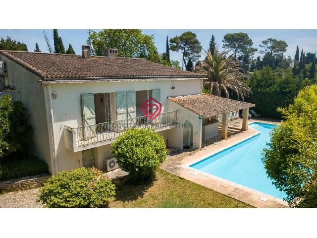 Huis te koop in&nbsp;CASTELNAUDARY 11400 Aude Languedoc Roussillon France: Ruime villa met verwarmd zwembad en prachtige tuin op wandelafstand van het centrum van Castelnaudar Deze charmante villa uit de jaren 70 verrast meteen met haar aangename lichtinval en praktische ind...