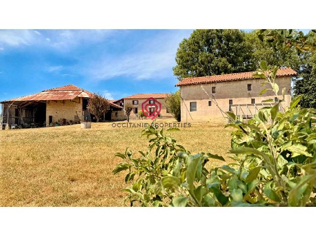 Huis te koop in&nbsp;ESCANECRABE 31350 Haute-Garonne Midi-Pyrénées France: Eigendom met twee woningen en bijgebouwen op 1,3ha grond Verbouwde boerderij van 140 m² met bijgebouwen op 1,3 ha – Uitzicht op de Pyreneeën<br />
<br />
In een bevoorrechte omgeving, in absolute rust en zo...