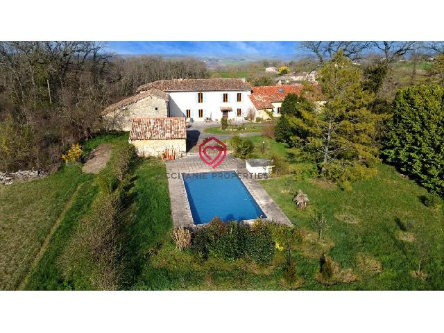Huis te koop in&nbsp;AURIGNAC 31420 Haute-Garonne Midi-Pyrénées France: Eigenschappen van 2 huizen en bijgebouwen Gelegen nabij Aurignac, in Haute-Garonne (31), biedt dit karaktervolle pand een zeldzaam leefklimaat, in het hart van 8 hectare bos en weilanden, volledig zon...