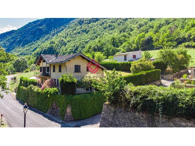 Huis te koop in&nbsp;AXAT 11140 Aude Languedoc Roussillon France: Karaktervol huis met gîte in de Pyreneeën Audoises Aan de rand van een rustig dorp, vlak bij Axat, ligt deze bijzondere woning in een uitzonderlijke natuurlijke omgeving met bergen, rivieren, indruk...