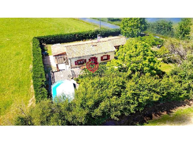Huis te koop in&nbsp;MARIGNAC LASCLARES 31430 Haute-Garonne Midi-Pyrénées France: Oud gerenoveerd gelijkvloers huis Op 45 km ten zuiden van Toulouse<br />
Te ontdekken, dit mooie gelijkvloerse huis van 133 m² woonruimte, gelegen in een rustige en aangename omgeving op slechts 45 km ten...
