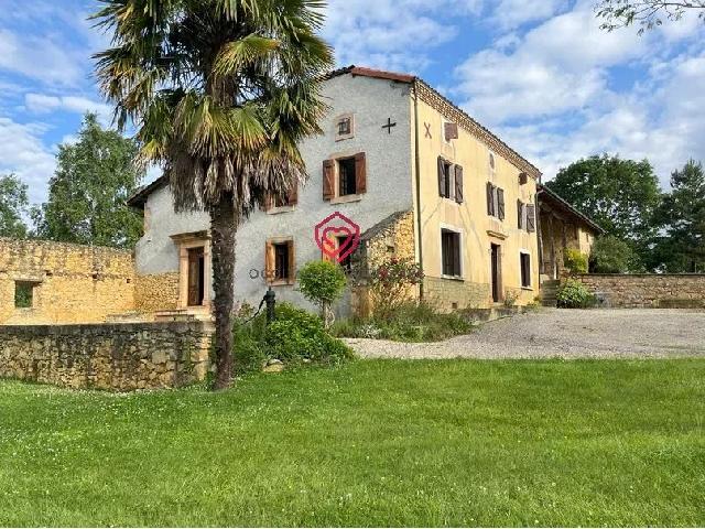 Huis te koop in&nbsp;SAINT MARCET 31800 Haute-Garonne Midi-Pyrénées France: Authentieke gerenoveerde boerderij, grond en uitzicht Traditionele boerderij met bijgebouwen en 18 hectare   Uitzicht op de Pyreneeën<br />
Deze grote boerderij ligt in een zeer rustige omgeving, te midde...