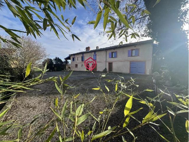 Gîtes/Chambres d'hôtes te koop in&nbsp;PAMIERS 09100 Ariège Midi-Pyrénées France: Longère met bijgebouwen en uitzicht op de Pyreneeën Woning met woning en bijgebouwen op meer dan 4 hectare. Groot potentieel.<br />
Deze authentieke familieboerderij in de buurt van Pamiers ligt in een r...