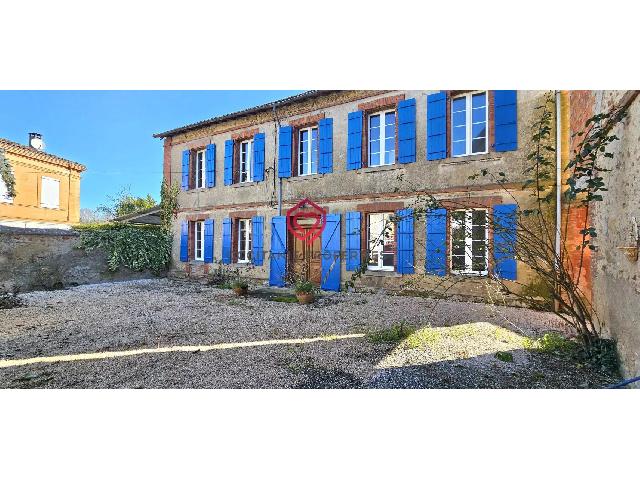 Gîtes/Chambres d'hôtes te koop in&nbsp;ARTIGAT 09130 Ariège Midi-Pyrénées France: Karakteristiek huis. Potentieel voor gastenverblijf Gelegen in het hart van het dorp Artigat, zal dit huis je verleiden met zijn ruimte en potentieel. Gelegen op een perceel van 3032 m², biedt dit hu...