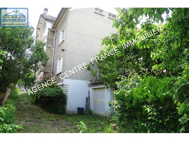Huis te koop in BOURGES 18000 Cher Centre France: Woonhuis op een terrein van 351 m2 met een woonoppervlakte van 213 m2. Indeling: 10 vertrekken, 6 slaapkamers, 2 badkamers. Verwarming op gas. Binnenplaats. Garages: 2. Externe parkeerplaatsen: 2. Ter...
