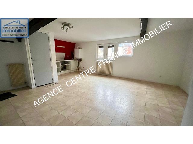Appartement te koop in BOURGES 18000 Cher Centre France: Appartement met een woonoppervlakte van 41 m2. Indeling: 2 vertrekken, woonkamer van 22.5 m2, slaapkamer, badkamer met douche. Verwarming op gas. Bouwjaar: 1870....