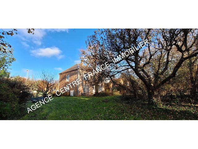 Huis te koop in FARGES EN SEPTAINE 18800 Cher Centre France: Woonhuis op een terrein van 11200 m2 met een woonoppervlakte van 171 m2. Indeling: 6 vertrekken, woonkamer van 23 m2, slaapkamer op de begane grond, 4 slaapkamers, badkamer, badkamer met douche. Garag...