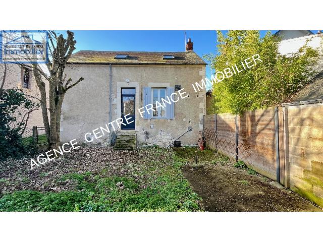 Huis te koop in BOURGES 18000 Cher Centre France: Woonhuis op een terrein van 237 m2 met een woonoppervlakte van 59 m2. Indeling: 3 vertrekken, woonkamer van 34.1 m2, 2 slaapkamers, badkamer. Garages: 1. Terras. Bouwjaar: 1910. Kelder....