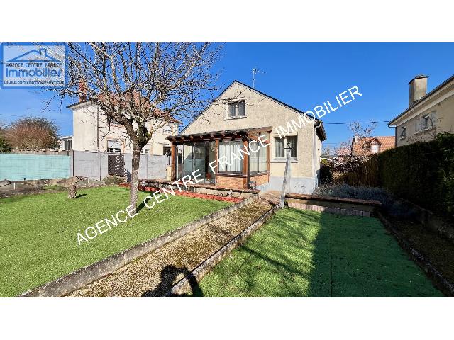 Huis te koop in BOURGES 18000 Cher Centre France: Woonhuis op een terrein van 413 m2 met een woonoppervlakte van 99 m2. Indeling: 5 vertrekken, woonkamer van 28 m2, slaapkamer op de begane grond, 2 slaapkamers, badkamer met douche. Garages: 1. Intern...