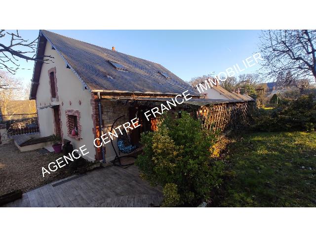 Huis te koop in LUNERY 18400 Cher Centre France: Woonhuis op een terrein van 884 m2 met een woonoppervlakte van 165 m2. Indeling: 7 vertrekken, woonkamer van 40 m2, slaapkamer op de begane grond, 6 slaapkamers, badkamer, badkamer met douche. Externe...