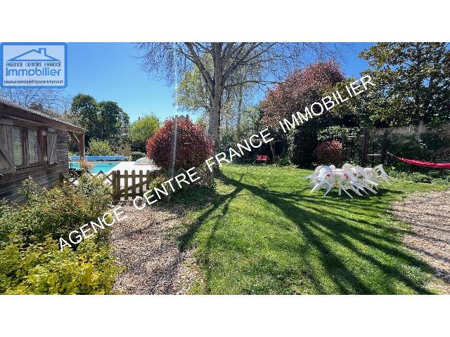 Huis te koop in BOURGES 18000 Cher Centre France: Woonhuis met zwembad op een terrein van 1220 m2 met een woonoppervlakte van 140 m2. Indeling: 5 vertrekken, woonkamer van 32 m2, slaapkamer op de begane grond, 4 slaapkamers, badkamer, badkamer met do...