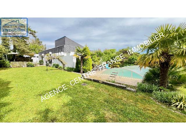 Huis te koop in SAINT DOULCHARD 18230 Cher Centre France: Woonhuis op een terrein van 2089 m2 met een woonoppervlakte van 192 m2. Indeling: 7 vertrekken, woonkamer van 46 m2, slaapkamer op de begane grond, 4 slaapkamers, badkamer, badkamer met douche. Garage...