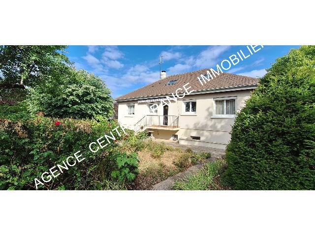 Huis te koop in BOURGES 18000 Cher Centre France: Woonhuis op een terrein van 971 m2 met een woonoppervlakte van 125 m2. Indeling: 6 vertrekken, woonkamer van 27 m2, slaapkamer op de begane grond, 5 slaapkamers, 2 badkamers met douche. Garages: 3. Te...