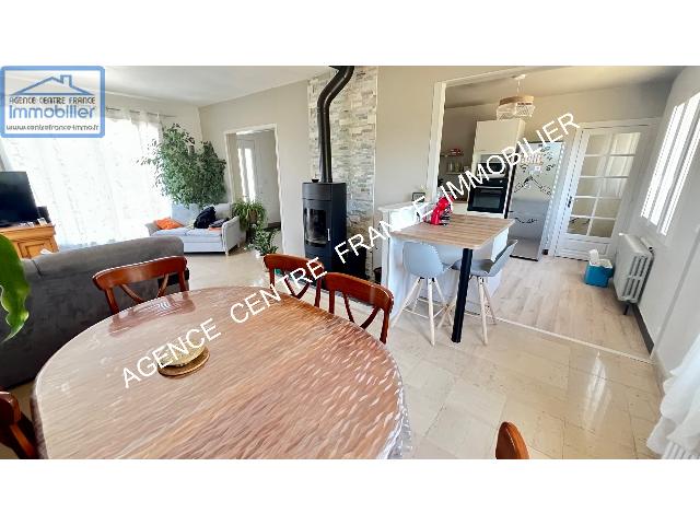 Huis te koop in BOURGES 18000 Cher Centre France: Woonhuis op een terrein van 1170 m2 met een woonoppervlakte van 114 m2. Indeling: 5 vertrekken, woonkamer van 27.9 m2, slaapkamer op de begane grond, 4 slaapkamers, badkamer, badkamer met douche. Binn...