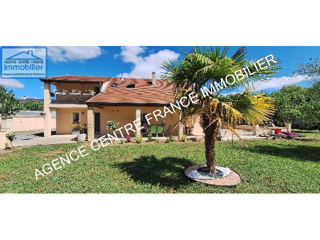Huis te koop in BOURGES 18000 Cher Centre France: Woonhuis op een terrein van 937 m2 met een woonoppervlakte van 142 m2. Indeling: 6 vertrekken, woonkamer van 29 m2, 5 slaapkamers, badkamer, badkamer met douche. Verwarming op gas. Binnenplaats. Garag...